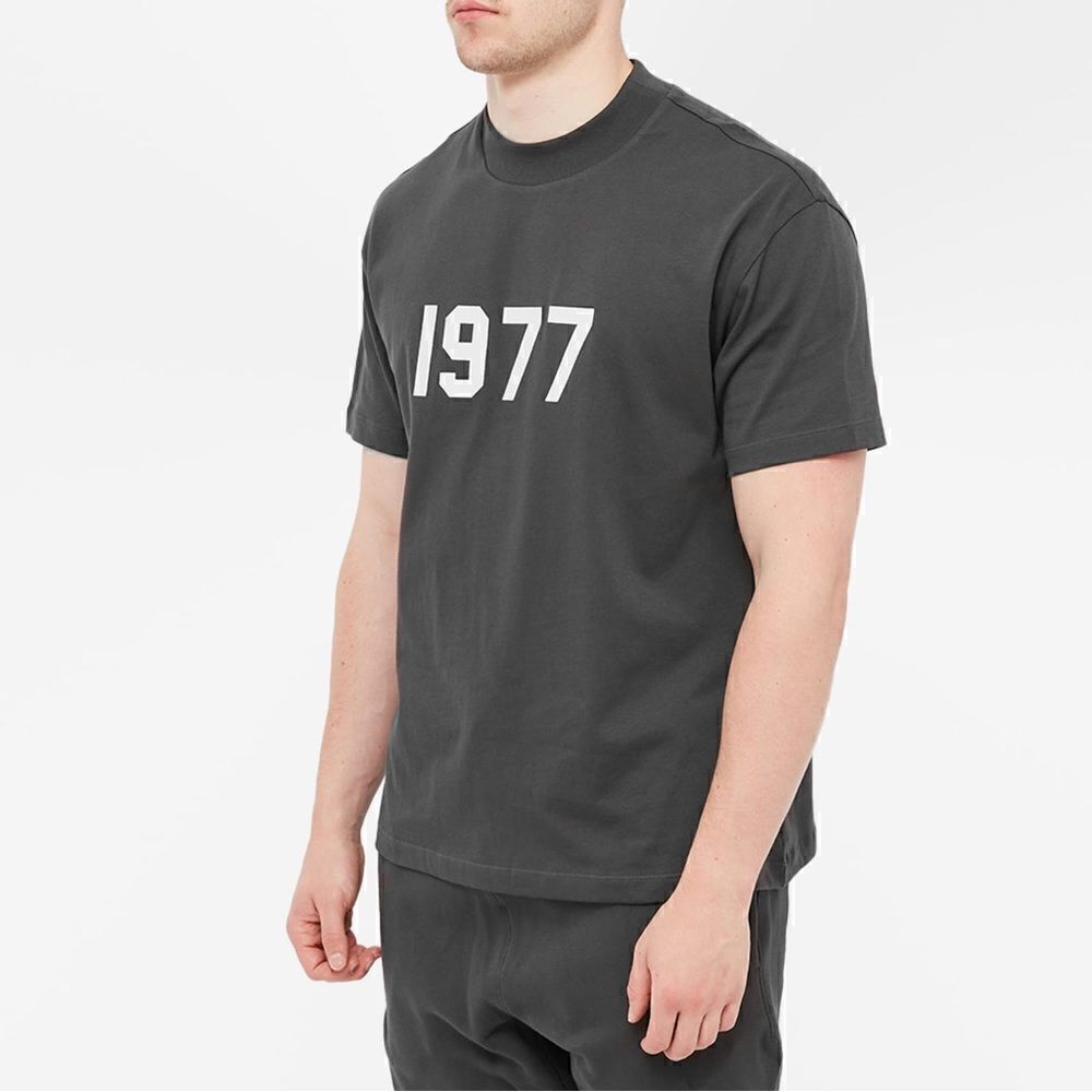 FEAR OF GOD ESSENTIALS 1977 T-SHIRT in Iron
